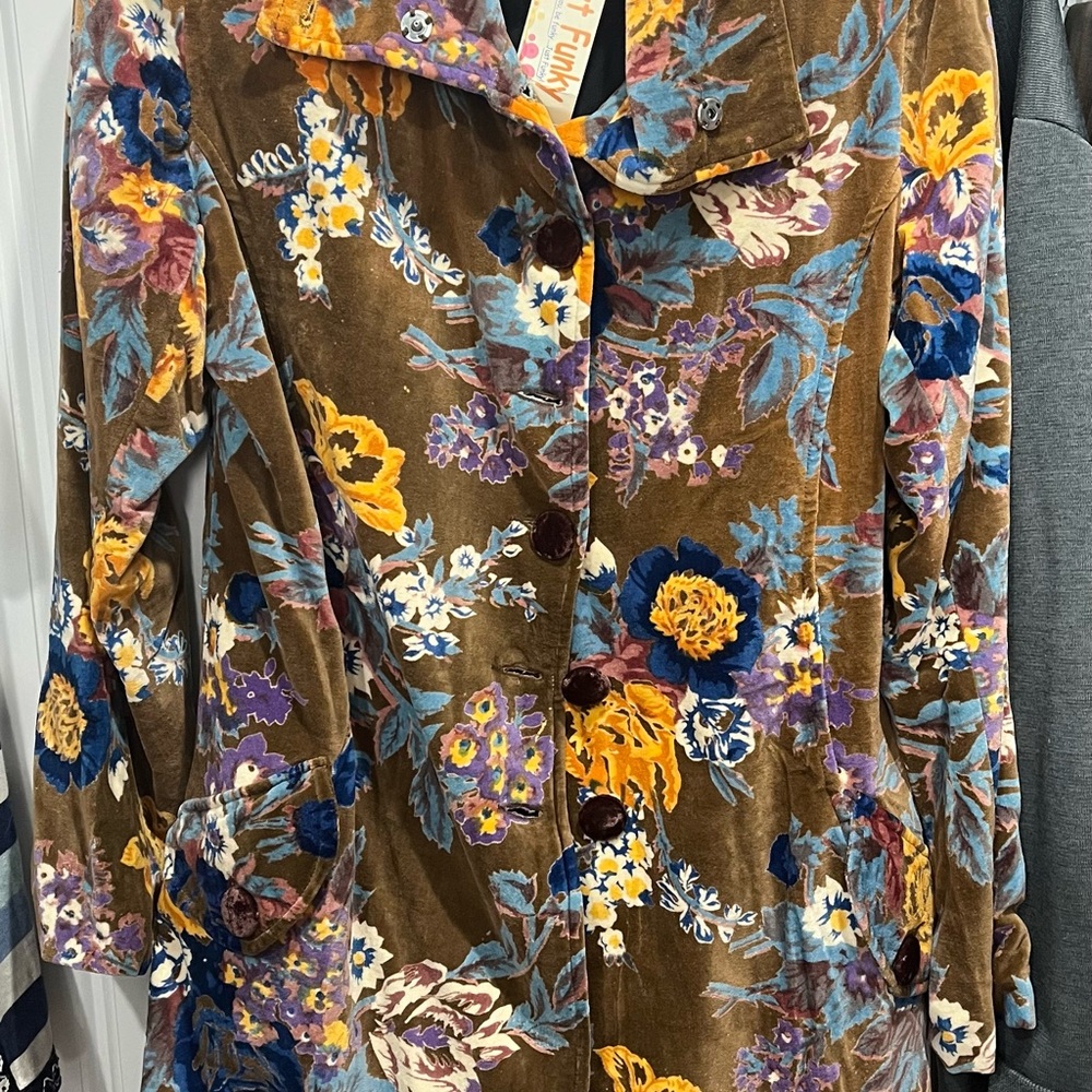 NWT Gorgeous velveteen jacket. Size large. Vibrant colors and very luxe feel.